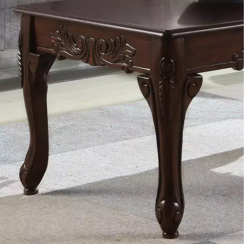 Table basse en bois ornée de détails traditionnels, finition cerisier foncé