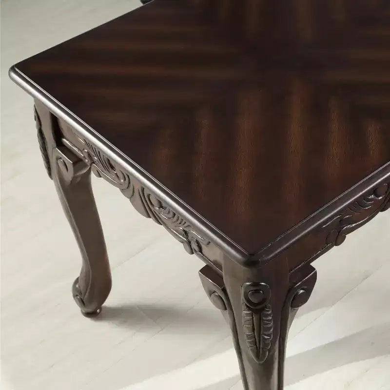 Table basse en bois ornée de détails traditionnels, finition cerisier foncé