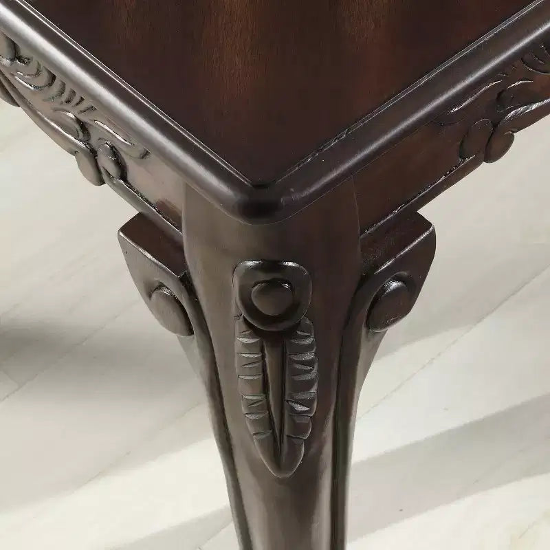 Table basse en bois ornée de détails traditionnels, finition cerisier foncé
