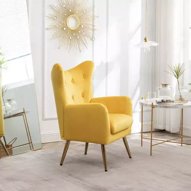 Fauteuil d'appoint en velours jaune, capitonné avec oreilles